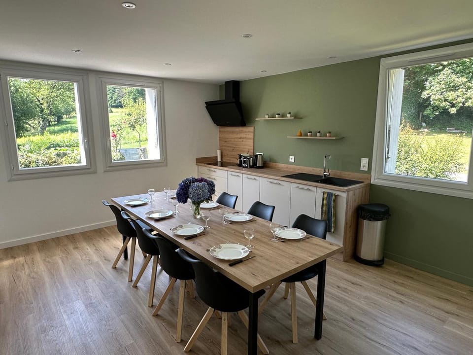 Kitchen or kitchenette, Dining area, stove