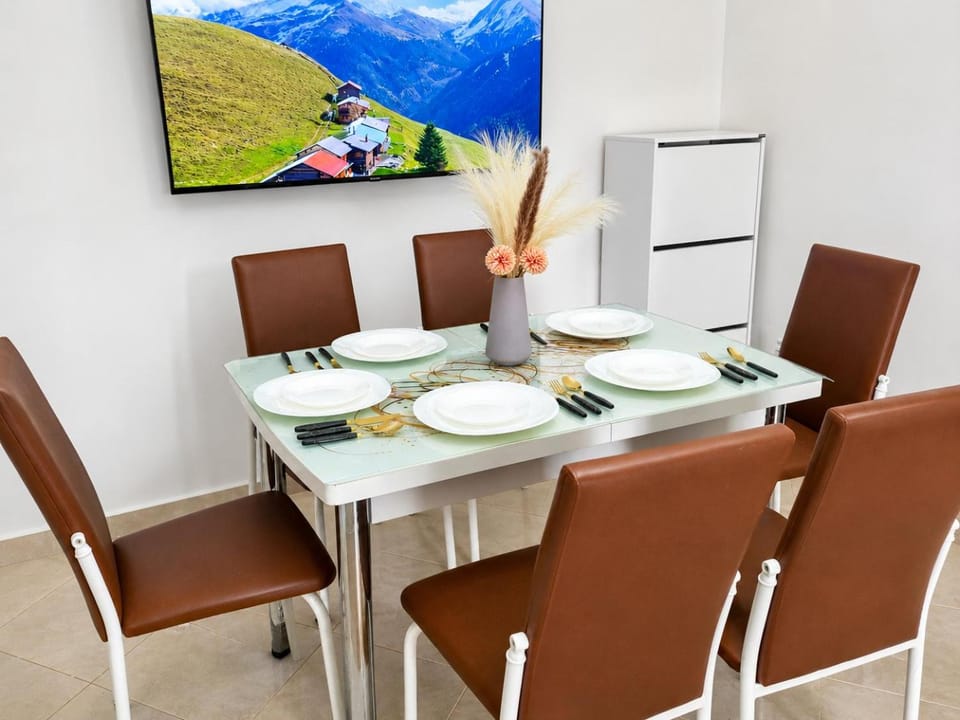 TV and multimedia, Seating area, Dining area