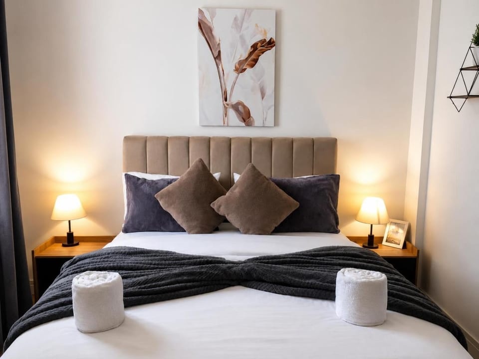 Bed, Photo of the whole room, Bedroom, towels