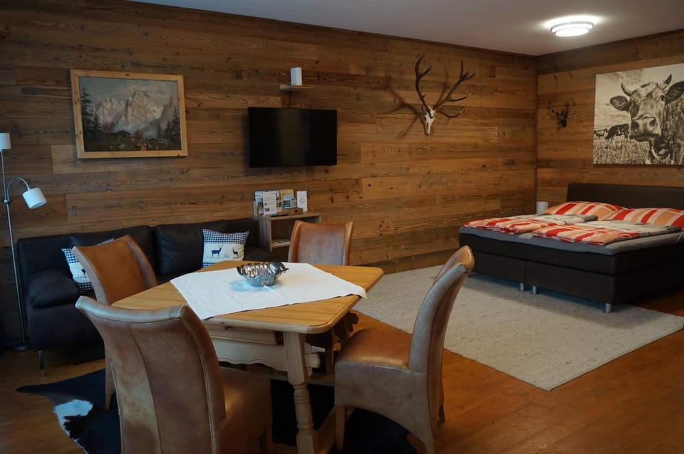 Bed, TV and multimedia, Photo of the whole room, Seating area