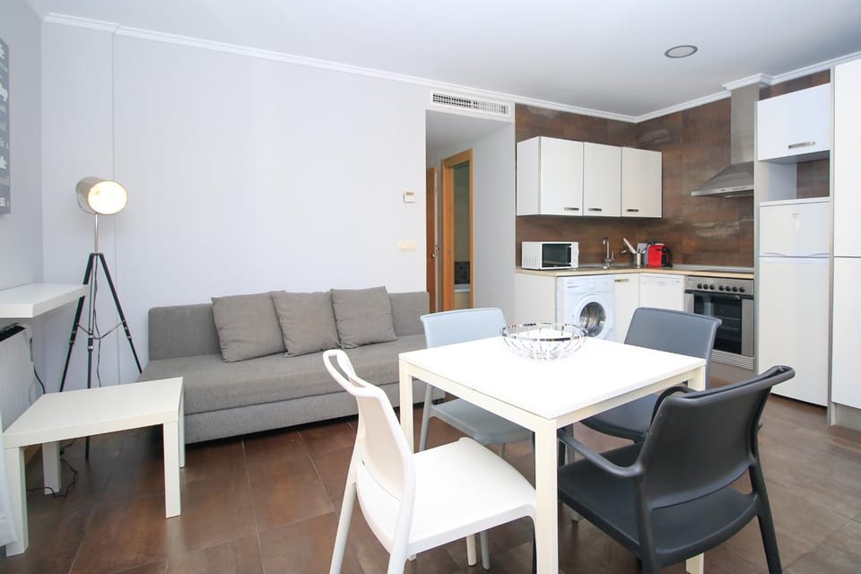 Coffee/tea facilities, Kitchen or kitchenette, Living room, Dining area