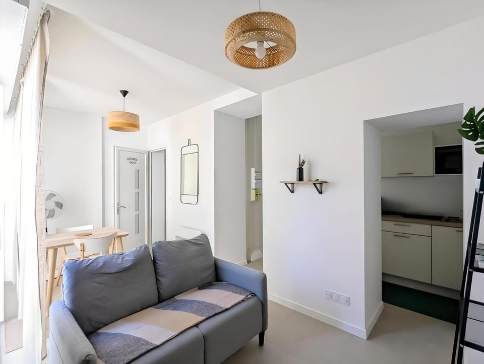 Kitchen or kitchenette, Living room, Seating area, Dining area