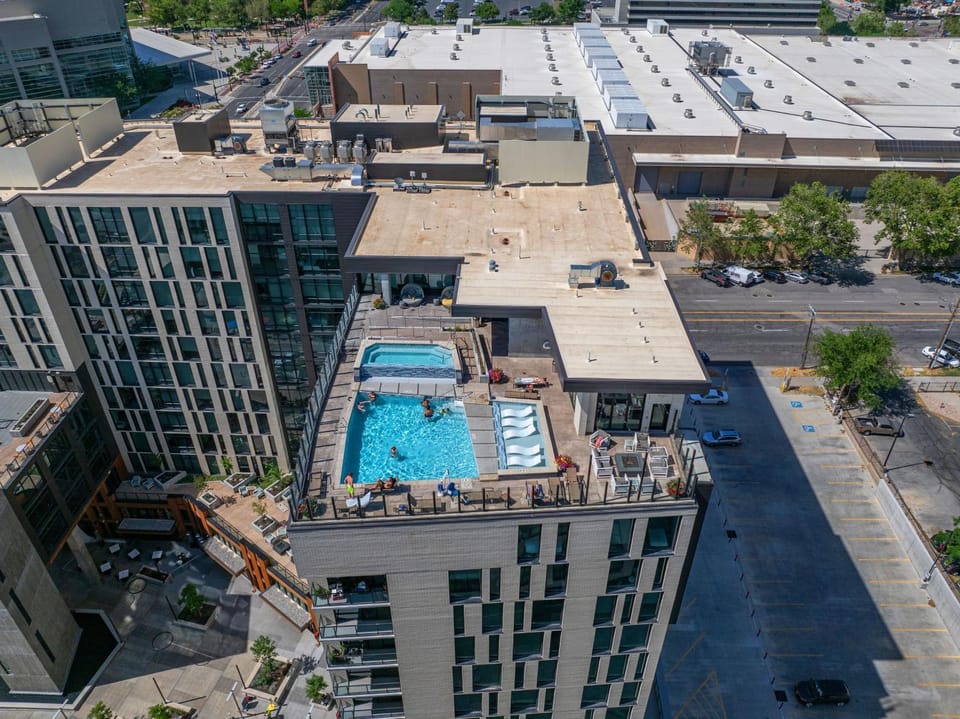 Downtown views! Amazing pool gym hottub Luxury apt Apartment in Salt Lake City