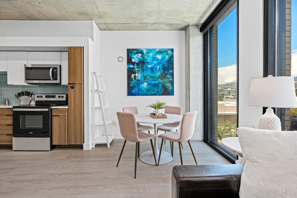 Downtown views! Amazing pool gym hottub Luxury apt Apartment in Salt Lake City