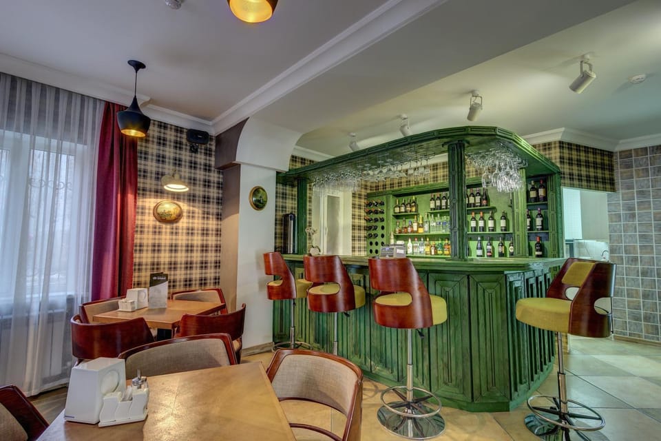 Restaurant/places to eat, Communal lounge/ TV room, Communal lounge/ TV room, Nightclub / DJ, Kitchen or kitchenette, Living room, Lobby or reception, Lounge or bar, Lounge or bar, Food and drinks, Business facilities, Banquet/Function facilities, Seating area, Food, Drinks