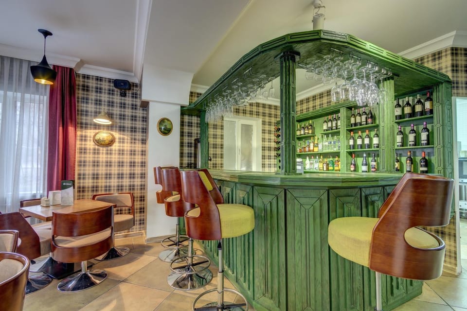 Communal lounge/ TV room, Nightclub / DJ, Living room, Lounge or bar, Food and drinks, Seating area, Drinks