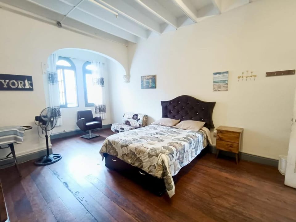 Bed, Bedroom, Guests, Guests, group of guests, furniture
