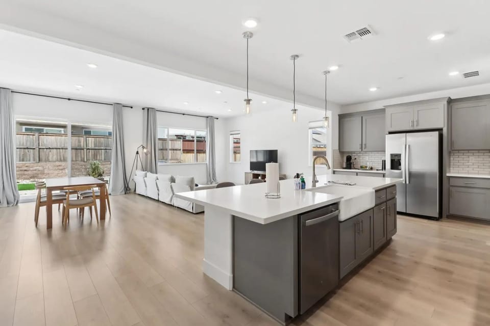 Kitchen or kitchenette, Dining area, dishwasher
