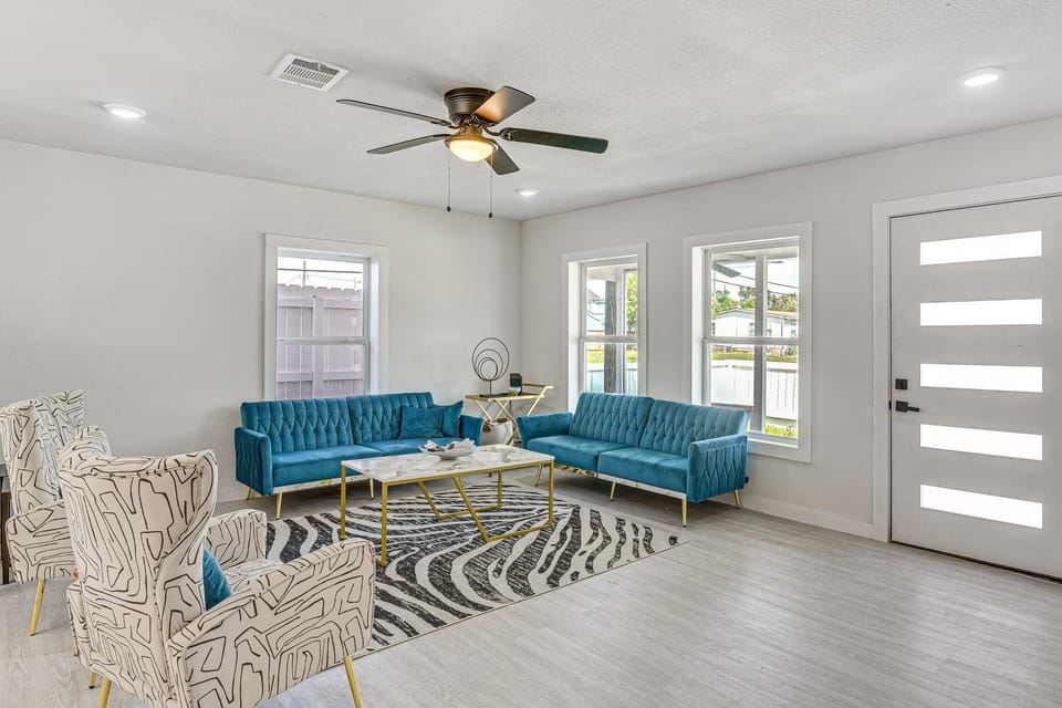 < 1 Mi to Sea! Family & Pet-Friendly Galveston Gem House in Galveston Island