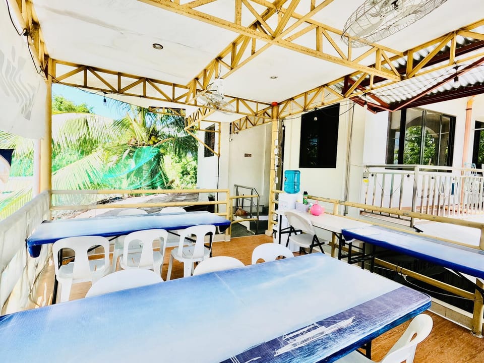 Restaurant/places to eat, Coffee/tea facilities, Seating area