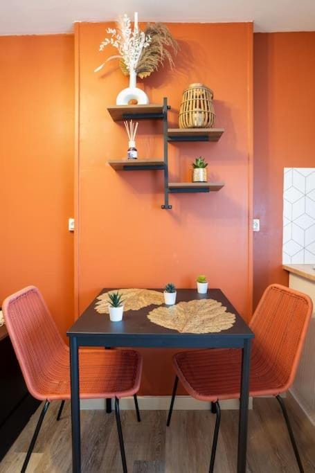 Seating area, Dining area