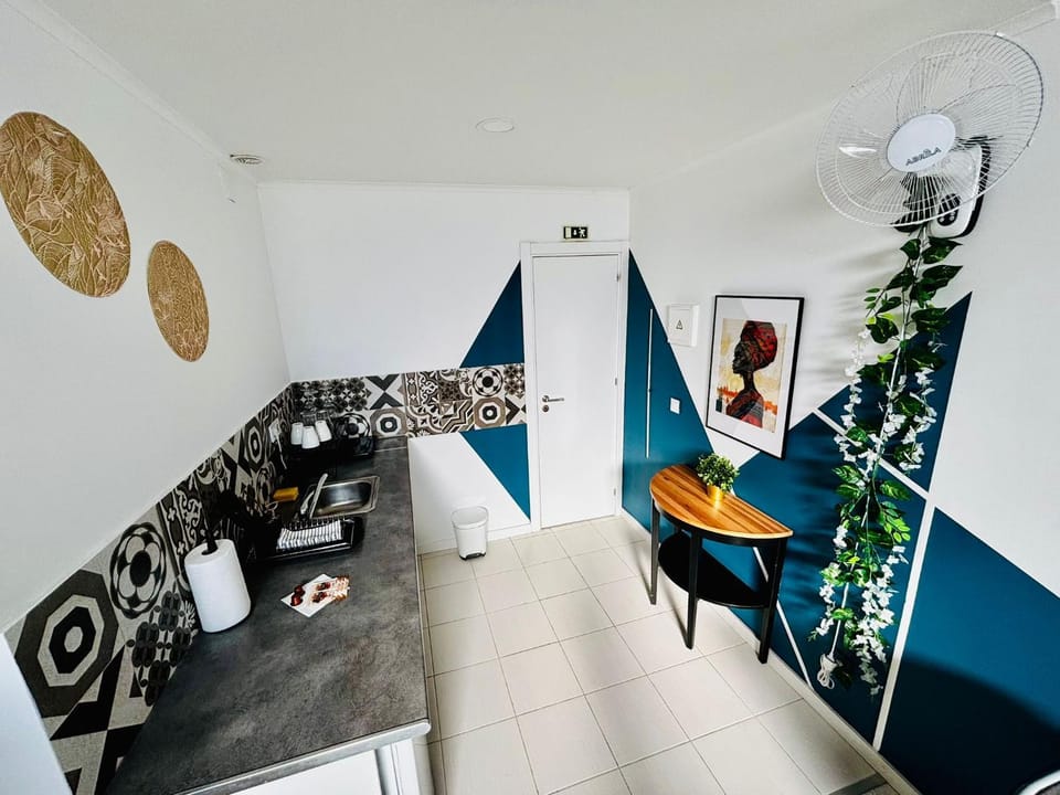 Kitchen or kitchenette, Dining area, minibar