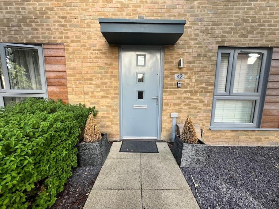 Luxury Ashford Home in secure neighbourhood with Private Parking House in Ashford