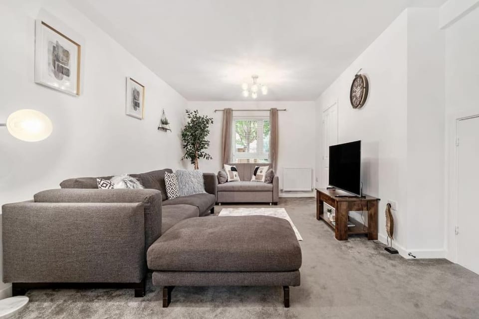 Luxury Ashford Home in secure neighbourhood with Private Parking House in Ashford