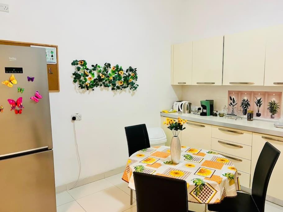 Seaside Spinola APT in St Julians, Queen beds Apartment in Saint Julians
