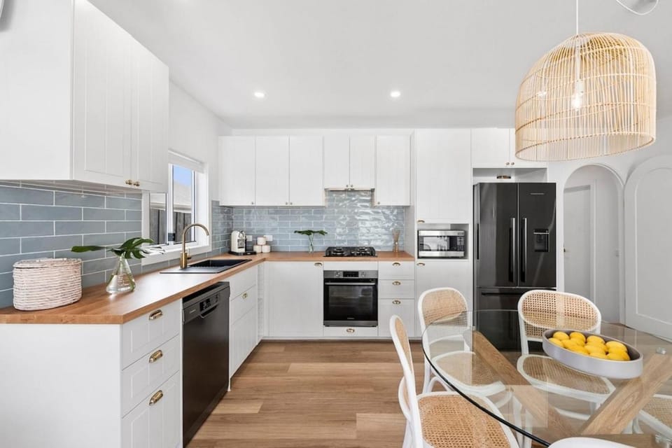 Coffee/tea facilities, Kitchen or kitchenette, Dining area, dishwasher