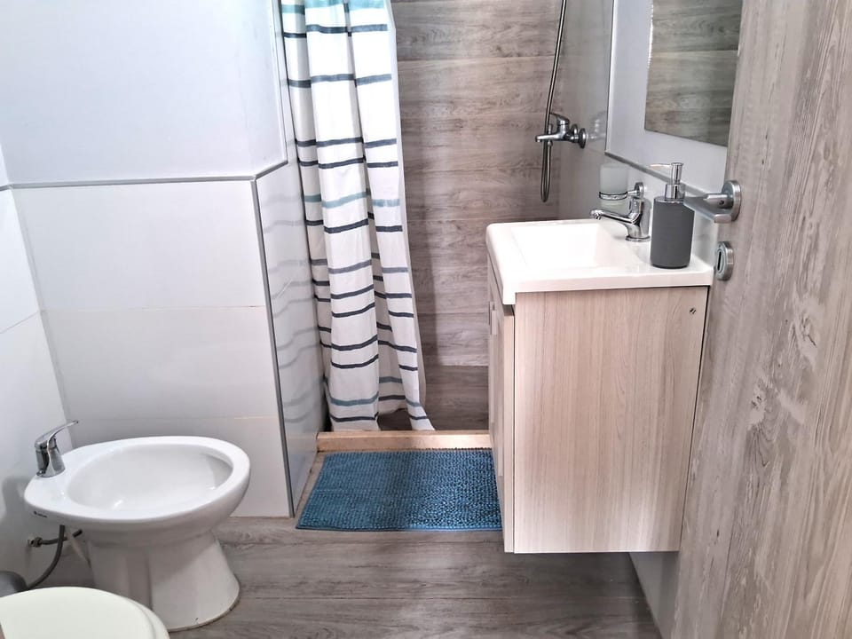 Shower, Bathroom, towels