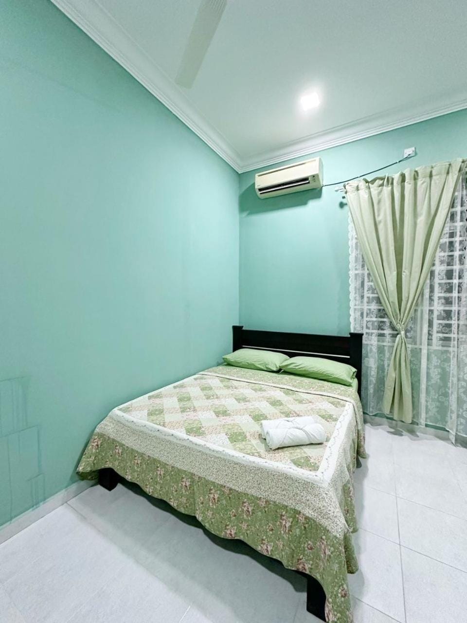 Bed, Photo of the whole room, Bedroom, air conditioner
