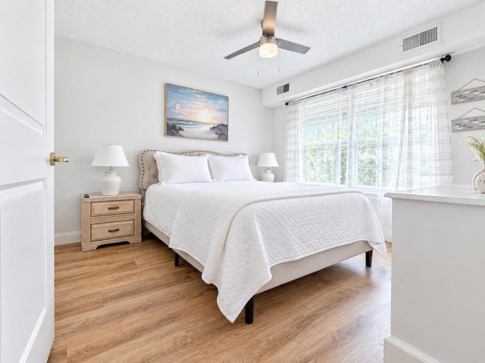 Bed, Day, Photo of the whole room, Bedroom
