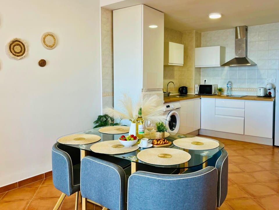 Kitchen or kitchenette, Living room, Seating area, Dining area, minibar, pet friendly, stove