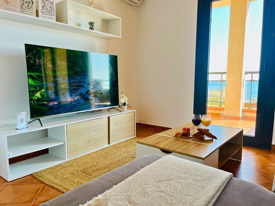 Communal lounge/ TV room, Bed, TV and multimedia, Living room, Photo of the whole room, Seating area, Evening entertainment, Bedroom, air conditioner