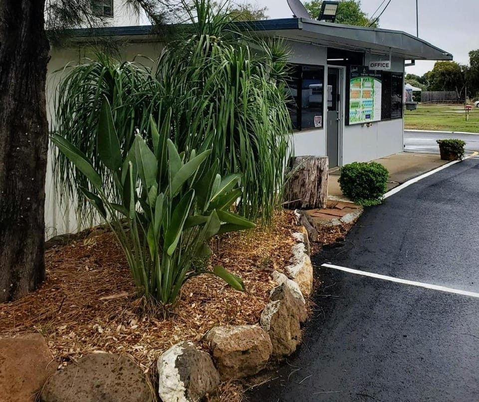 Pioneer Caravan Park Campground/ 
RV Resort in Dalby