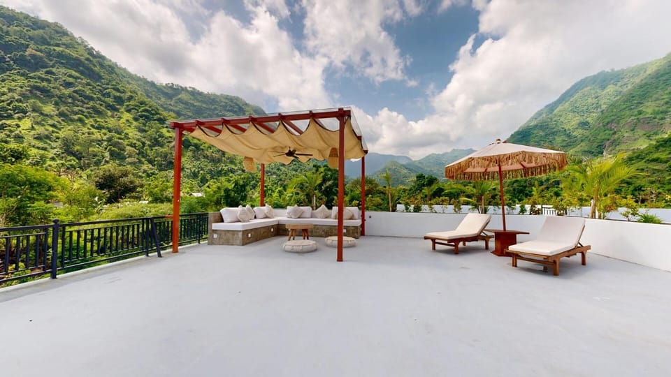 Villa Bacchanalia - 2 bedrooms-Pool-Garden-Rooftop House in Abang