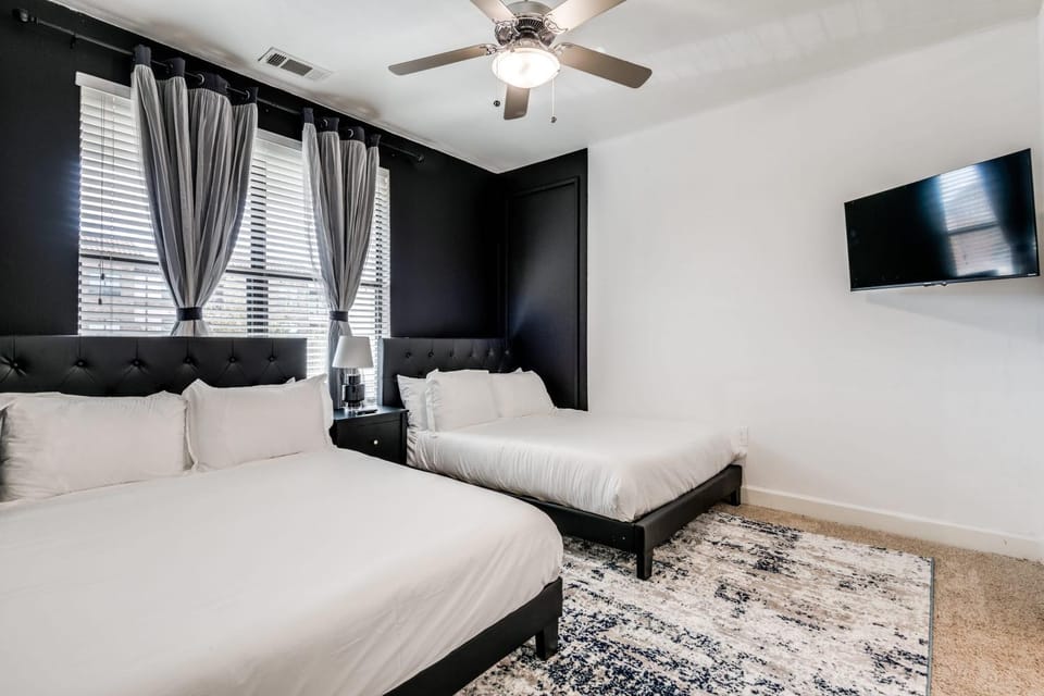 Bed, TV and multimedia, Bedroom