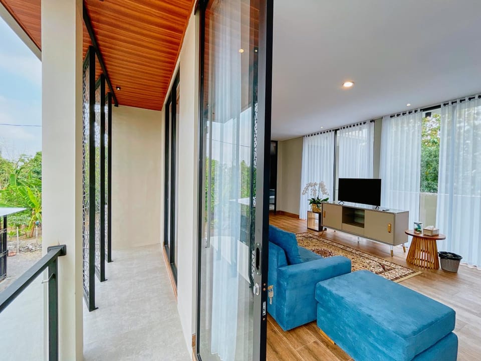 Communal lounge/ TV room, TV and multimedia, View (from property/room), Balcony/Terrace, Living room, Seating area, Evening entertainment