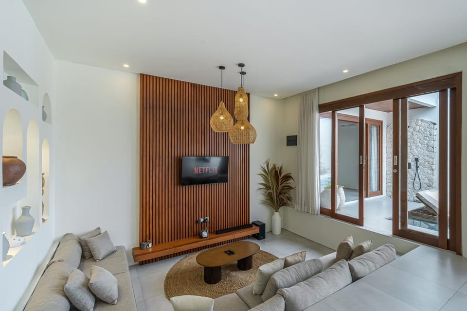 Modern 2BR Pool Villa, 5 Min to Canggu & Seminyak Villa in North Kuta