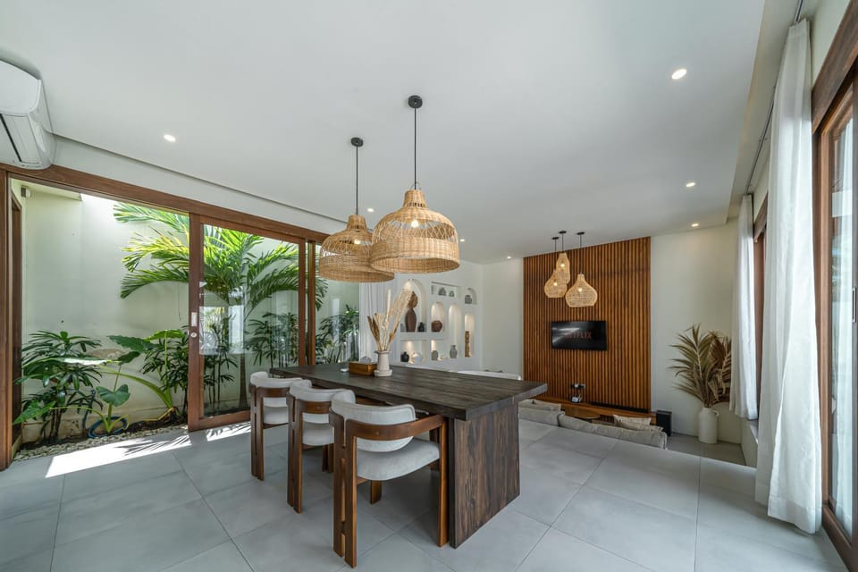 Modern 2BR Pool Villa, 5 Min to Canggu & Seminyak Villa in North Kuta