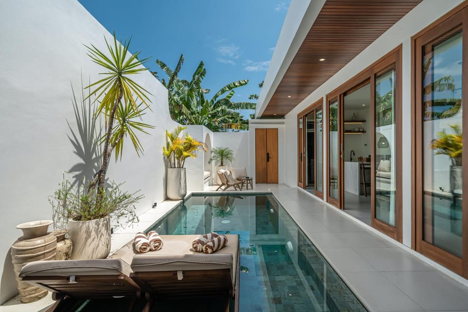 Pool view, Swimming pool, sunbed