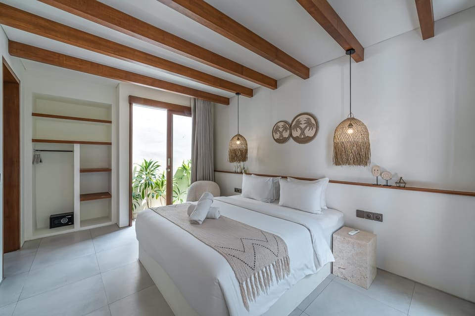 Modern 2BR Pool Villa, 5 Min to Canggu & Seminyak Villa in North Kuta