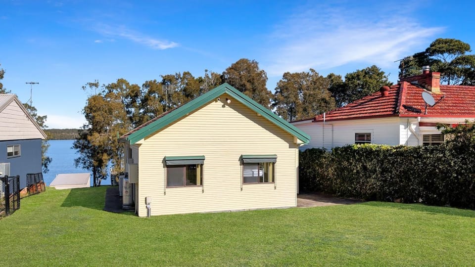 Chill Out at the Basin by Experience Jervis Bay House in Saint Georges Basin