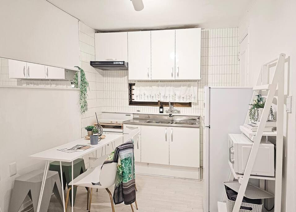 Kitchen or kitchenette, Dining area, stove
