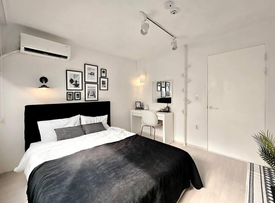 Bed, Photo of the whole room, Bedroom, air conditioner