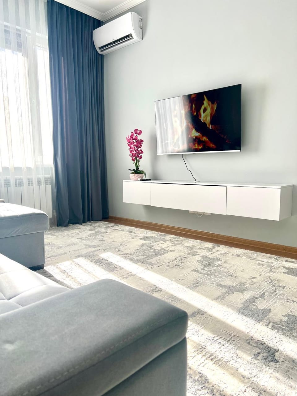 Communal lounge/ TV room, TV and multimedia, Living room, Seating area, Evening entertainment, air conditioner