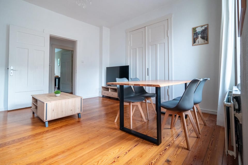 Communal lounge/ TV room, TV and multimedia, Living room, Seating area, Dining area, Evening entertainment