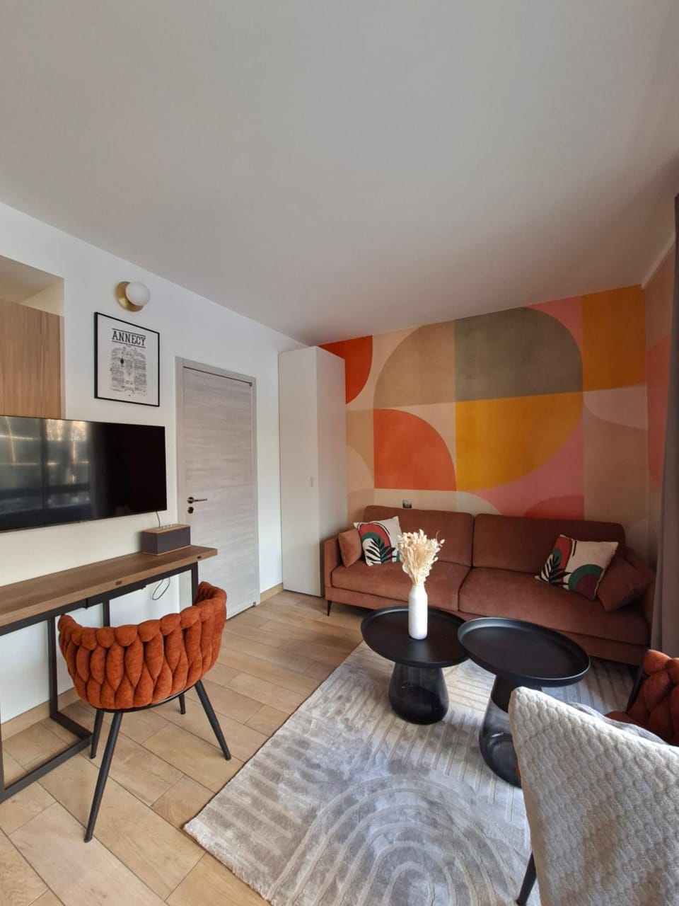 Communal lounge/ TV room, TV and multimedia, Living room, Seating area, Dining area