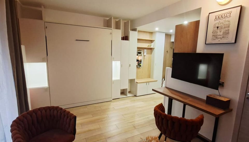 TV and multimedia, Kitchen or kitchenette, Living room, Seating area, Dining area, oven, wardrobe