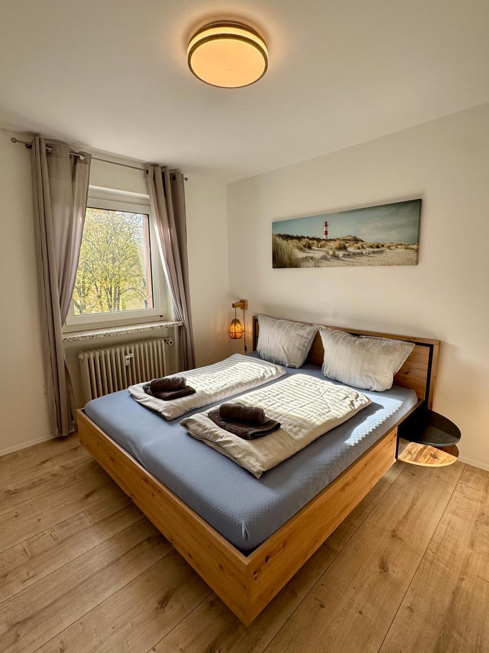 Bed, Bedroom, towels