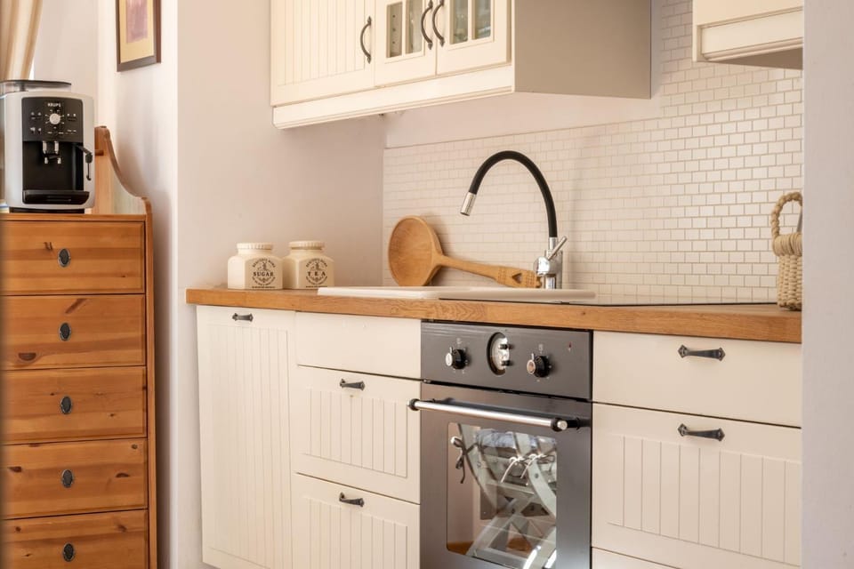 Coffee/tea facilities, Kitchen or kitchenette, stove, toaster