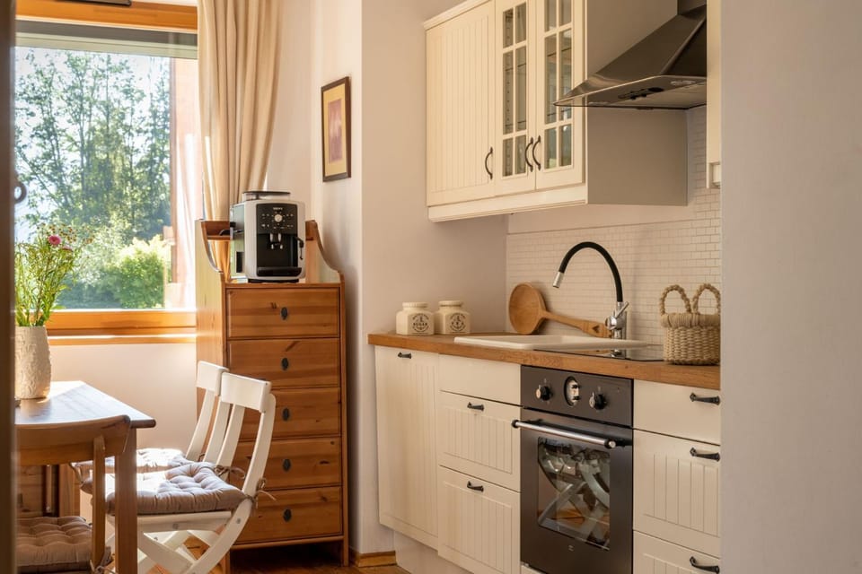 Coffee/tea facilities, Kitchen or kitchenette, Dining area, oven, stove