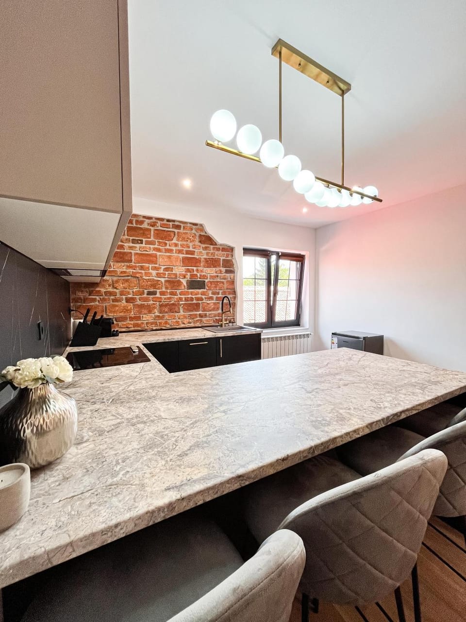 November Apartment - Newly Renovated Central Apartment near Theatre, Old Town Apartment in Brasov