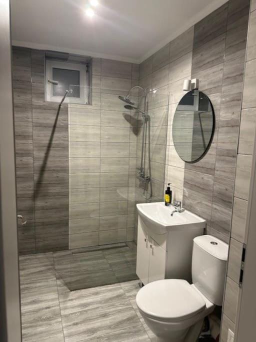 Shower, Toilet, Bathroom, towels
