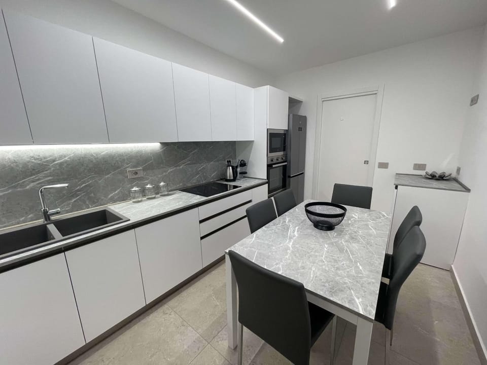 Coffee/tea facilities, Kitchen or kitchenette, Dining area, dishwasher, oven, stove