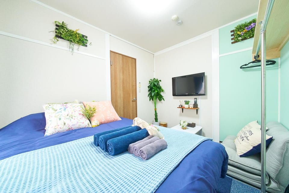 Bed, TV and multimedia, Bedroom