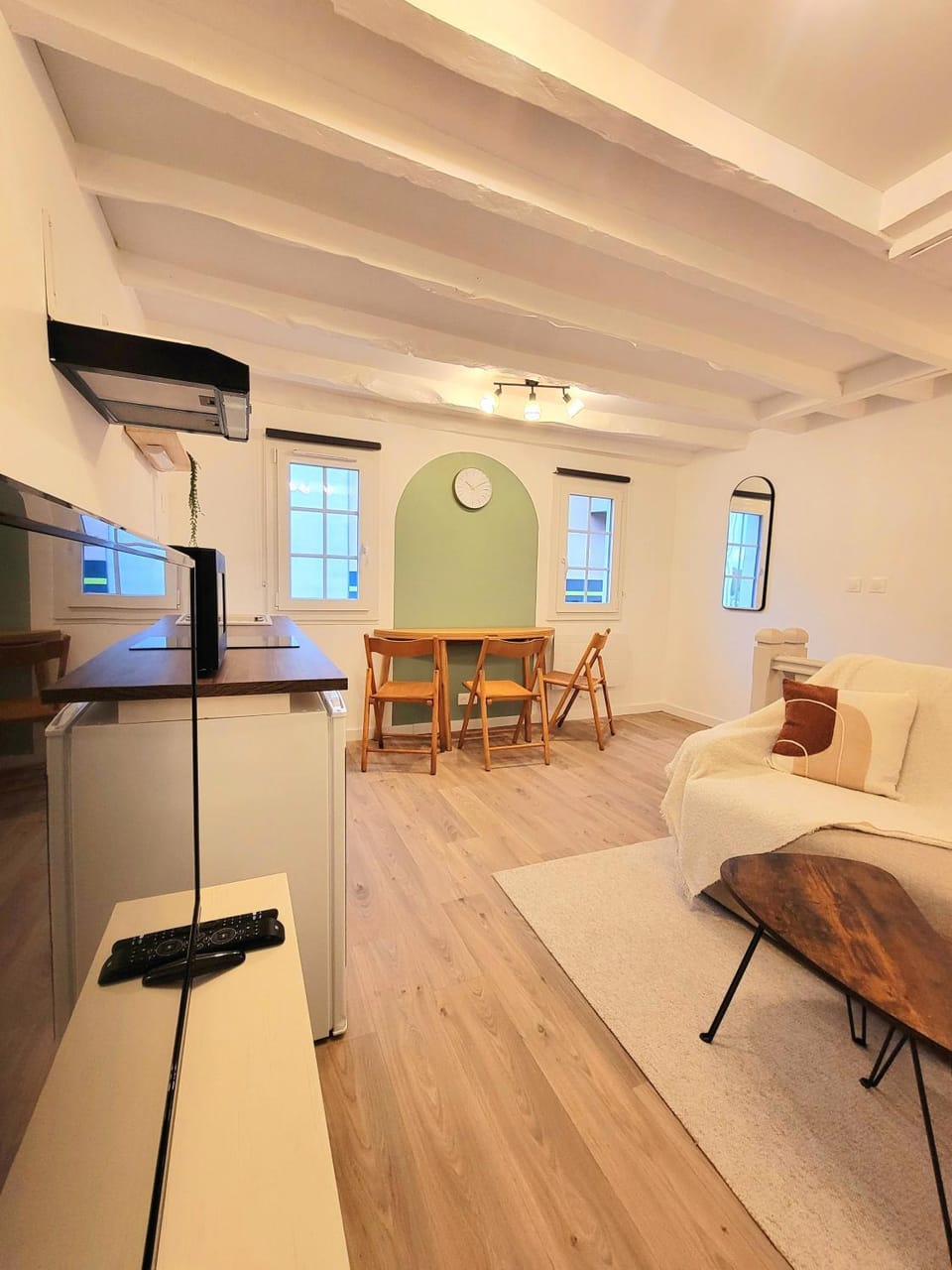 TV and multimedia, Kitchen or kitchenette, Living room, Seating area, Dining area