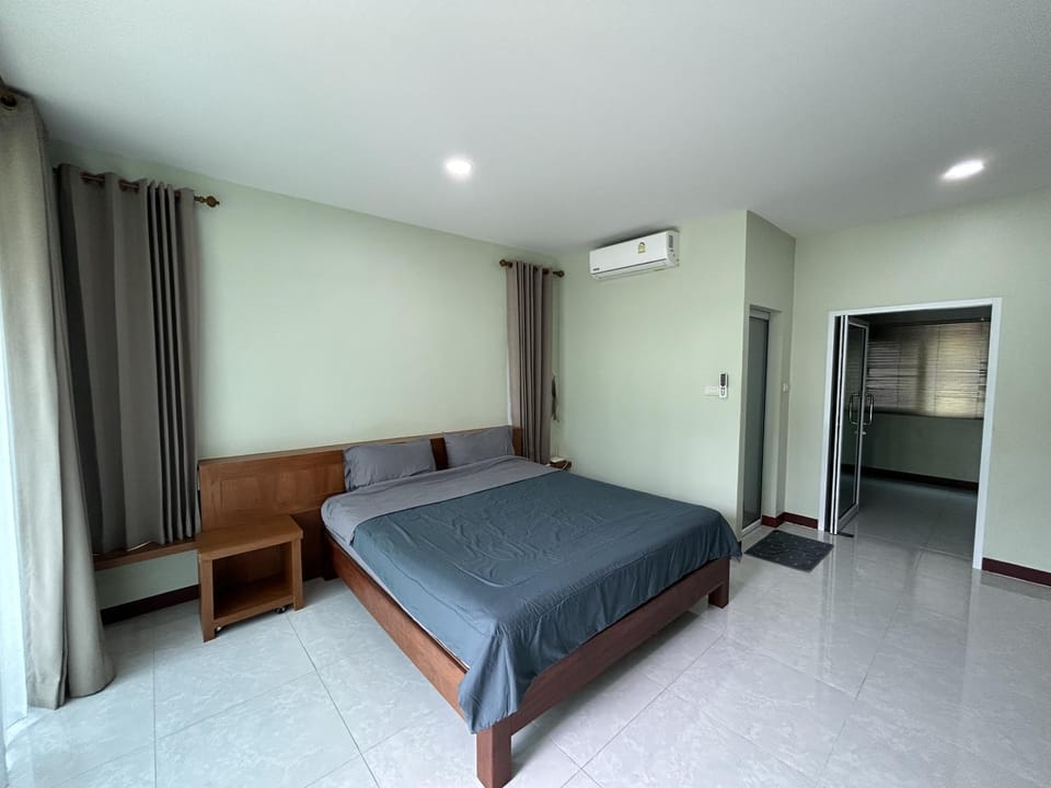Bed, Photo of the whole room, Bedroom, air conditioner