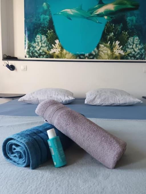 Bed, Bedroom, towels